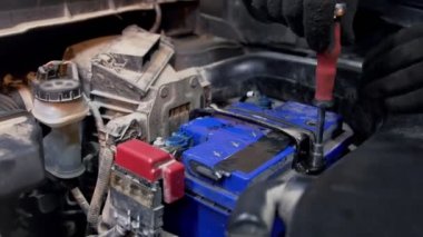 Araba Servisi. Kalın mekanik adam arabaya pili bağlayın