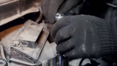 Araba Servisi. Mekanik bir adam pil fındık sıkın