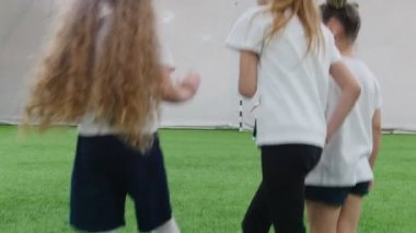 Kapalı futbol arena. Sadece futbol çocuklar. İki takım lige