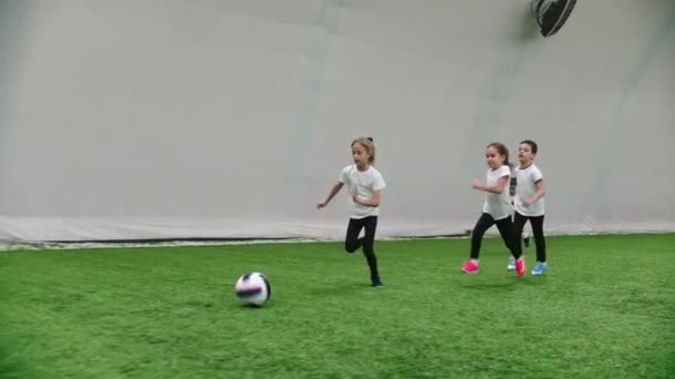 Arena Fútbol Interior Niños Jugando Fútbol Corriendo Campo Fútbol Mid — Vídeo de stock