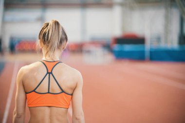 Kapalı spor salonu nda duran genç atletik kadın