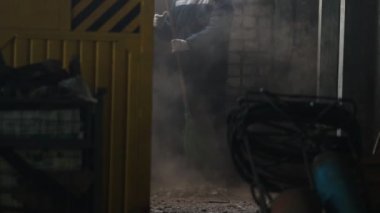 Endüstri kavramı. Adam kir yerden kaldırma.