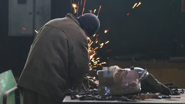 Βιομηχανική έννοια. Ένας εργαζόμενος άνθρωπος, χρησιμοποιώντας ένα μύλο — Αρχείο Βίντεο