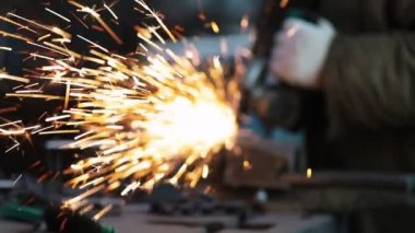 Endüstriyel kavramı. Değirmeni tarafından yapılan ateş parıldıyor