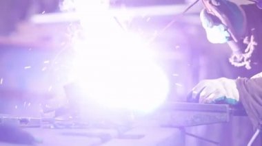 Kaynak işlemi. Bir adam işçi zinciri bölümleri kaynak