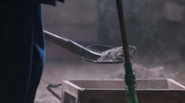 Fabrika temizlik bir kişi. Özel kap içinde kir koymak