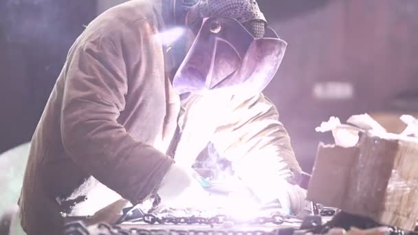 Industriekonzept. ein Mann, der mit einer Kette arbeitet. Schweißverfahren — Stockvideo