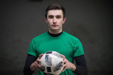 Futbol kavramı. Bir top elinde tutan futbolcu