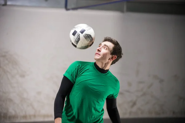 Joueur de football s'entraînant avec un ballon — Photo