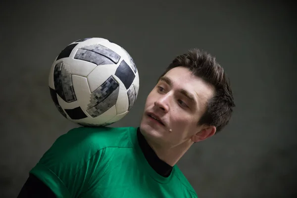 Concept de football. Joueur de football équilibrant un ballon sur son épaule — Photo