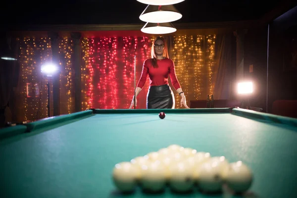 Club del biliardo. Una donna con i capelli rossi e bella figura in piedi accanto al tavolo — Foto Stock