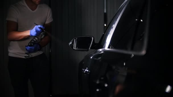Arm hält industrielle Spritzpistole für die Beschichtung der Fahrzeugoberfläche — Stockvideo