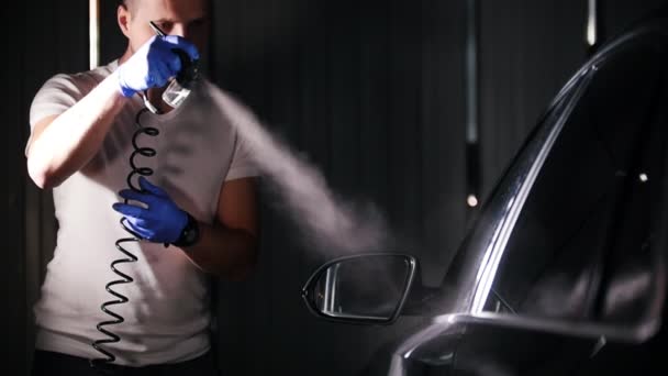 Hombre Sosteniendo Pistola Pulverizadora Industrial Para Recubrir Superficie Del Coche — Vídeo de stock