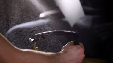Endüstriyel bir ayrıntı tutan bir adam. Bir kişi bir detay sıvı püskürtme