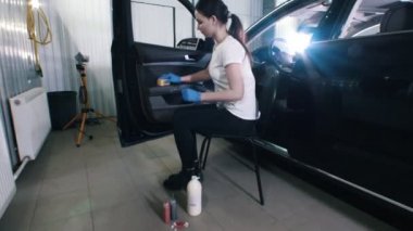 Araba seferlerinde. Genç bir kadın araba temizlik