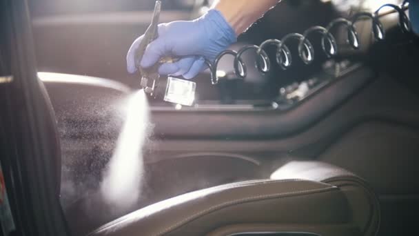 Pulverización del agente de limpieza en el asiento de cuero dentro del coche — Vídeos de Stock
