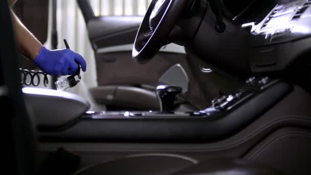 Autoservis. Postřiku čisticí prostředek v interiéru vozu — Stock video