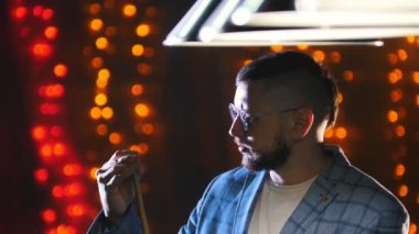 Tebeşir bir işaret üzerinde sürtünme Bilardo kulüp ayakta gözlük yakışıklı sakallı adam