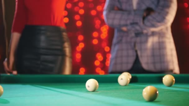 Un couple jouant au billard. Table de billard debout — Video