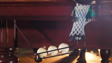 Bilardo Bilardo klübünde oynamaktadır. Bir Top Bilardo cebinde alır
