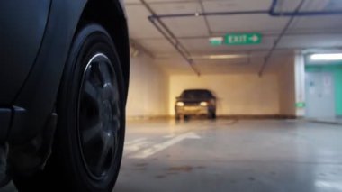 Yer altı otoparkı. Araba tekerlek çerçeve içinde hareket. Park üzerinde sürme