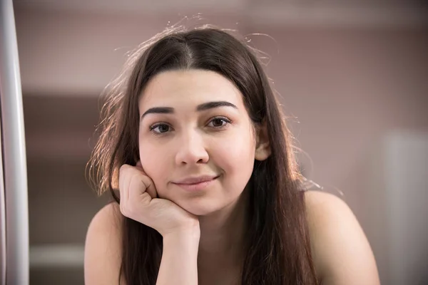 Porträtt av ung kvinna med brunt hår tar Elektronisk muskelstimulering leende och titta rakt på kameran på dietister kontoret — Stockfoto