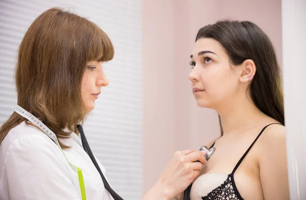 Cosmetología clínica de belleza. médico audición pacientes latidos del corazón — Foto de Stock