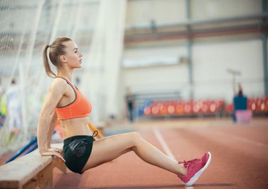 Spor salonunda basın egzersizleri yapıyor sarı saçlı Genç güzel kadın