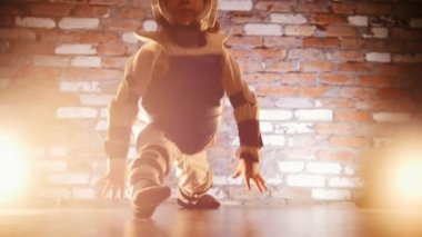 Küçük kız onu karate becerileri eğitim. Bölmenin gösterilen