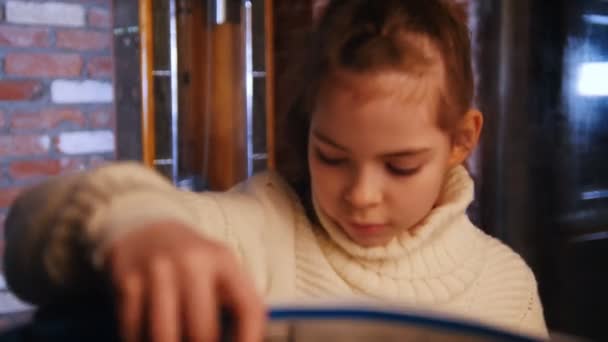 Lezione musicale. Una bambina ha messo delle note sul banco e ha iniziato a suonare il violino — Video Stock