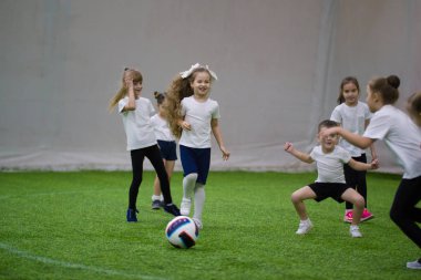 Sahada topu tekmeleme ve futbol gülüyor küçük çocuklar