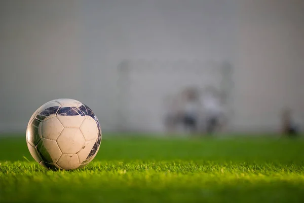 Weißer Ball auf dem grünen Rasen auf dem Fußballplatz — Stockfoto