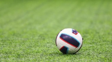 Kapalı futbol arena. Bir futbol topu. Bu tekme bir çocuk