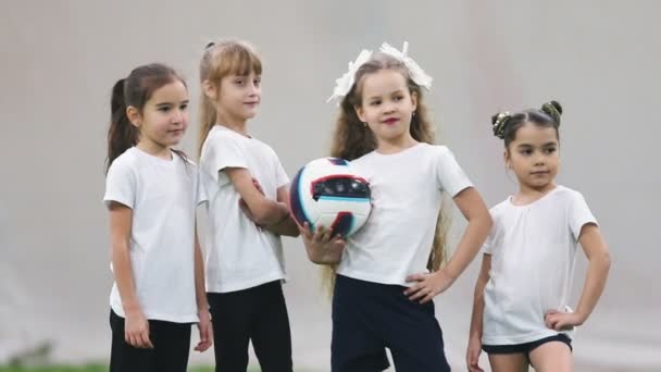 Arena de fútbol interior. Una niñita parada en un campo — Vídeos de Stock