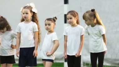 Kapalı futbol arena. Çocuklar futbol takımı ayakta bir çizgi