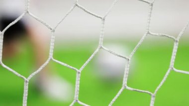 Futbol gates kılavuz odak. Bir arka plan üzerinde futbol oynayan çocuklar