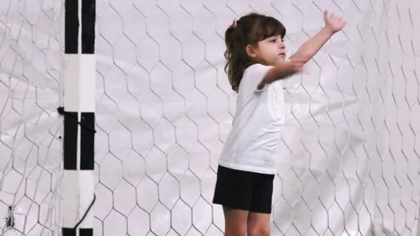 Εσωτερική Ποδόσφαιρο Αρένα Ένα Μικρό Κορίτσι Τερματοφύλακας Αγκαλιάζοντας Τον Εαυτό — Αρχείο Βίντεο