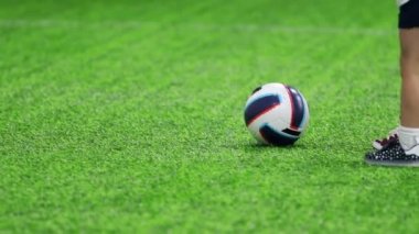 Kapalı futbol arena. Küçük çocuk topu tekmeleme