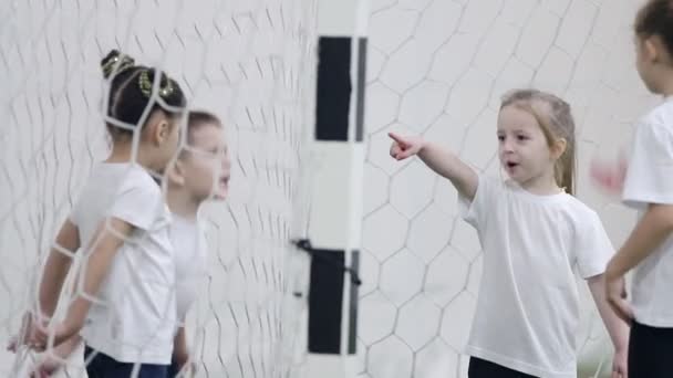 Arena de futebol interior. Equipe de futebol infantil discutindo sobre a tática — Vídeo de Stock