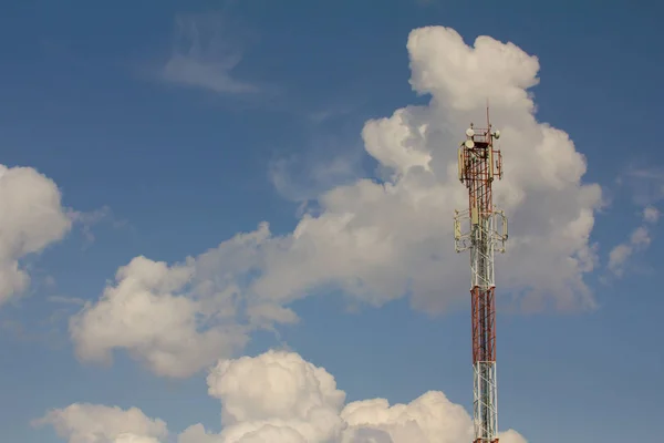 Mavi kümülüs bulutlu gökyüzü. Ön elektrik kule — Stok fotoğraf