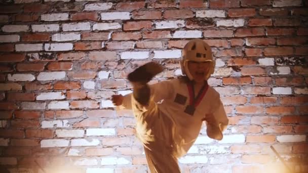 Studio szkoleń. Sztuki walki. Mała dziewczynka szkolenia jej umiejętności karate. Wyświetlono kick — Wideo stockowe