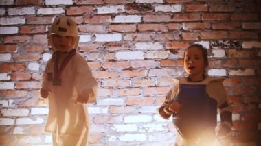 Eğitim stüdyo. Dövüş sanatları. İki küçük kız yürüyor karate hileler gösterilen kamera