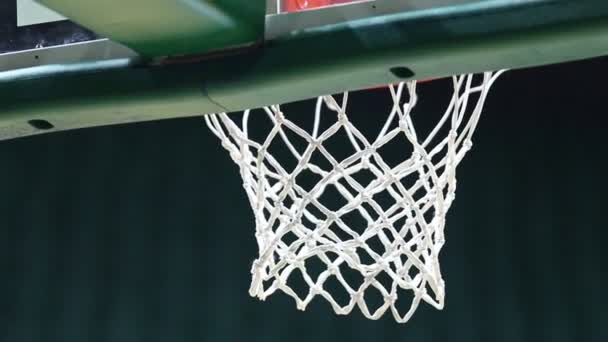 Um torneio de basquetebol. Atirar uma bola num arco de basquetebol. A bola acerta no alvo . — Vídeo de Stock