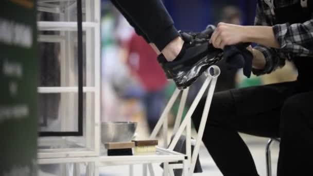 Limpeza das mãos e limpeza de tênis pretos sapatos — Vídeo de Stock