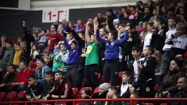 Kazaň, Rusko 23-12-18: basketbalový turnaj. Teen fanoušci fandit týmu — Stock video