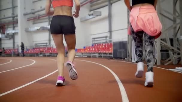 Två unga atletiska kvinnor kör i slow motion — Stockvideo