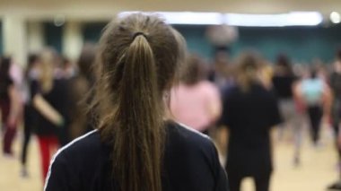 Açık grup dans dersi. Kız öğretmenle dinler.