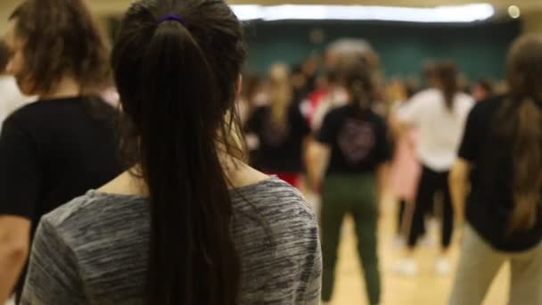 Menschen auf der offenen Lektion drinnen. Tanzkurs. Mädchen mit dunklen Haaren — Stockvideo