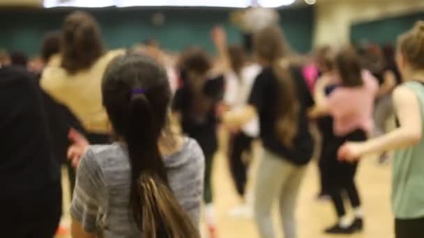 Aula de dança aberta. Um grupo de pessoas a dançar. Uma menina com cabelo escuro está dançando ativamente . — Vídeo de Stock