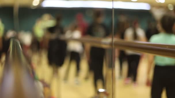 オープン ダンス レッスン。人々 のダンスのグループ。ダンサーの足の動き — ストック動画